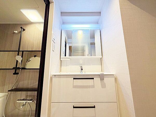 清潔感のある色合いのプライベート空間は、身だしなみチェックや肌のお手入れに最適です。