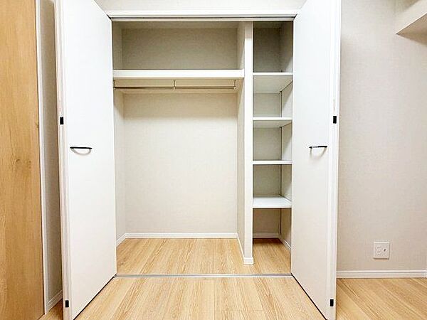 充分な収納スペースを確保。居室内に余計な家具を置く必要がないので、シンプルですっきりとした暮らし。