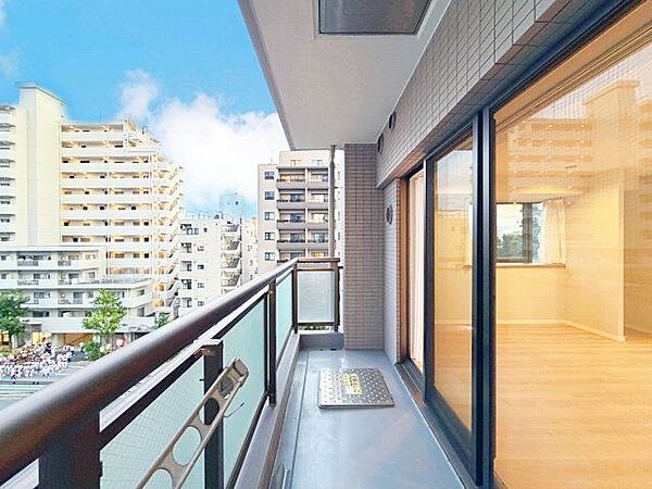バルコニーに出た時には、頬をなでる優しい風を感じることが出来ます。（空の加工を生成AIで行っています）