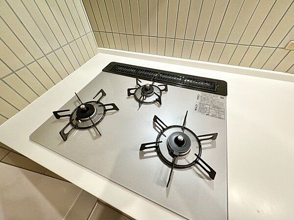 忙しいときでも一度にたくさんの料理が作れる3口コンロ。使い勝手の良さを考えました。