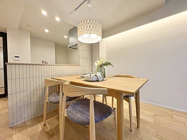 光と風があふれる開放的なリビングダイニング。明るく穏やかな空気のなかで飲んだり、食べたり、笑ったり。