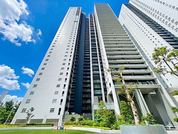 洗練されたデザインと機能性が織りなすこだわりの住空間。ゆったりとした時間をお過ごしください。（空の加工を生成AIで行っています）