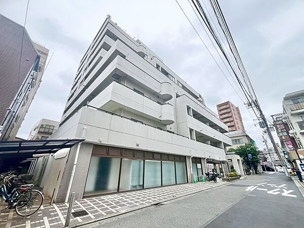 シンプルながらもどこか余裕を感じさせる上質な佇まい。オフの時間も快適に過ごせる良好な住環境が魅力。