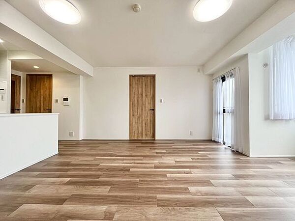 家具をゆったり配置できる広いリビング。豊富な収納を備えた贅沢な住空間。
