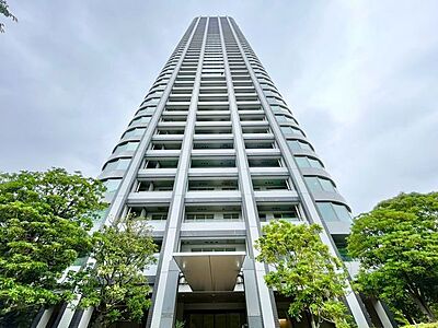 外観：高貴な雰囲気を纏う外観。クオリティを追求した快適な空間が住まう方の心を満たします。