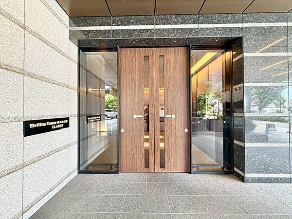 都心の洗練された暮らしになじむ、美しいエントランスがお出迎え。