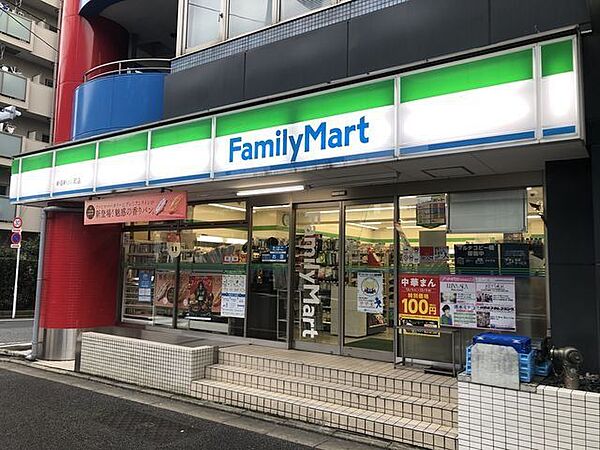 ファミリーマート新宿新小川町店 400m