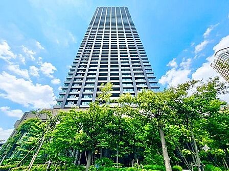 心地よさを纏う、美しい最上階のお住まい。(空の加工を生成AIで行っています)