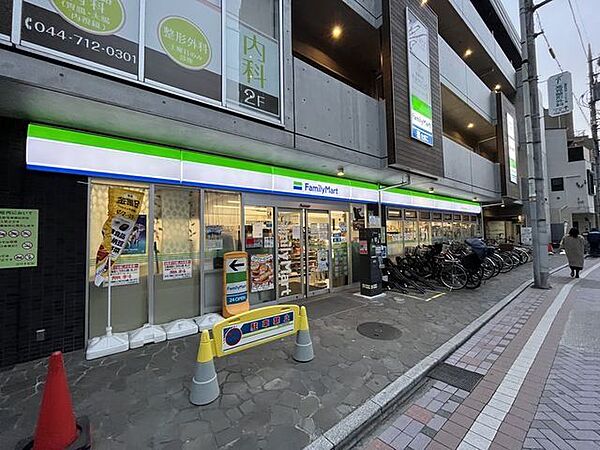 ファミリーマート 小杉法政通り店 240m