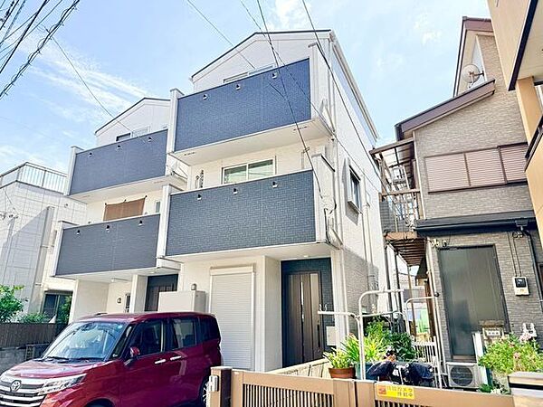 シンプルモダンでスタイリッシュな外観。落ち着きのある上質な空間へといざないます。