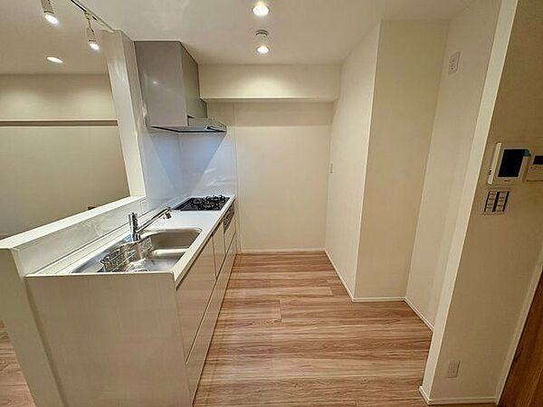 キッチンはリビングダイニングを見渡せる対面式キッチン。家事が捗るように動線を意識した間取りです。