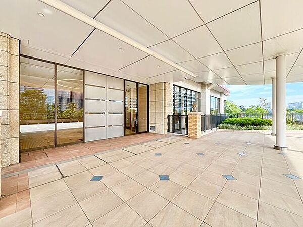 すっきりとしたエントランスは、明るく見通しが良いので防犯面でも安心して出入りして頂けます。