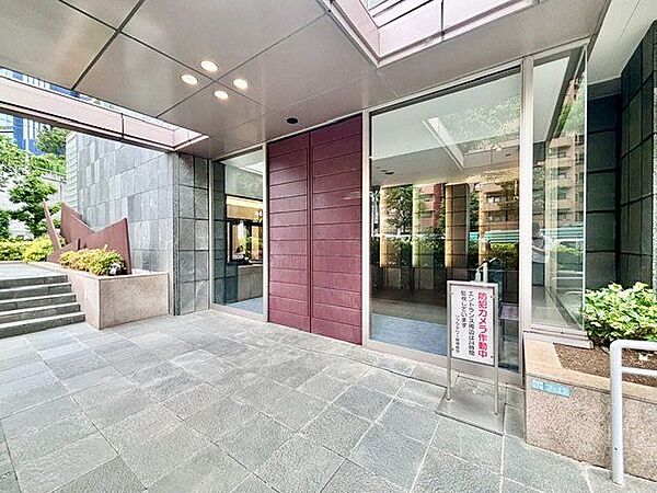 格調高いデザイン性を持つエントランスは、住む方のプライドを満たすクオリティ。