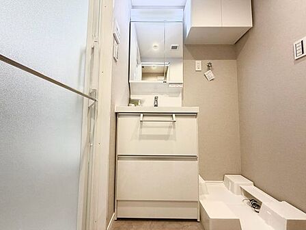 清潔感のある色合いのプライベート空間は、身だしなみチェックや肌のお手入れに最適です。