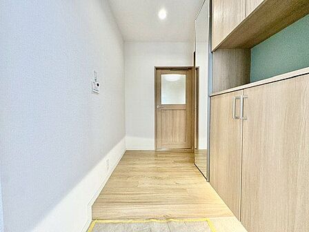 玄関ドアを開けると、リノベーションされ生まれ変わった室内がお出迎え。