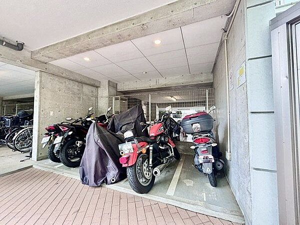 敷地内バイク置場。