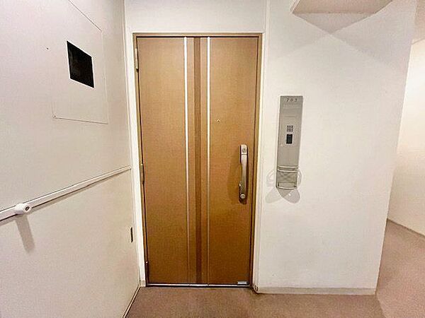 毎日出入りに使う玄関は外出する時は爽やかに、帰宅するときはホッとする落ち着いた空間へ。