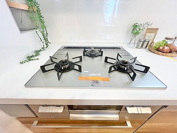 忙しいときでも一度にたくさんの料理が作れる3口コンロ。使い勝手の良さを考えました。