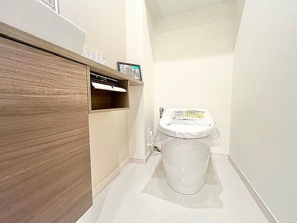毎日使うものだから、「シンプルでムダのないデザイン」で空間と調和するタンクレストイレ。