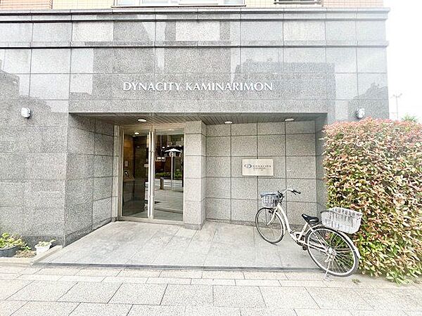 外と内をつなぐエントランスは、まさに顔となる場所。シンプルながらも上質な空間を作り出します。