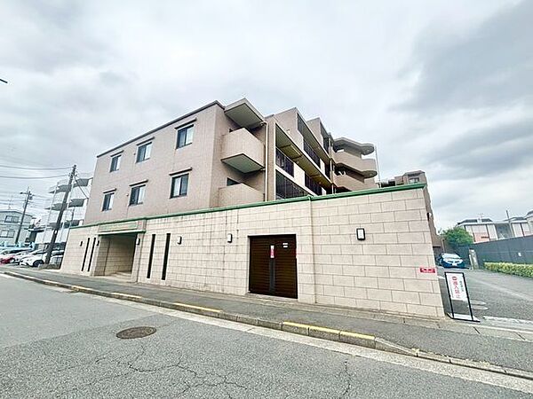 街並みに自然と馴染む色を基調とした外観。帰宅の度にホッとさせてくれる穏やかな雰囲気です。