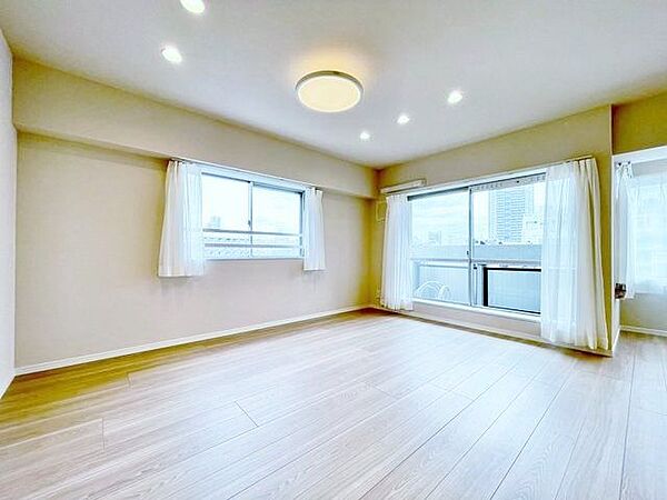 帰りたくなる空間を意識。やわらかな陽光を纏った広々としたリビングでくつろぎのひと時。