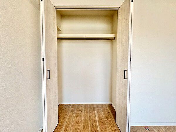 充分な収納スペースを確保。居室内に余計な家具を置く必要がないので、シンプルですっきりとした暮らし。