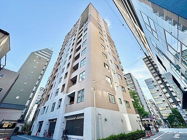 堂々たる趣ながら、主張し過ぎずどこか余裕を感じさせるシャープなフォルムで佇む邸宅。