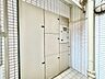 エントランス：宅配ＢＯＸ。お仕事やお出かけで荷物が受け取れない時も大変便利です。