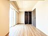 寝室：大きな窓からたっぷりと陽光が注がれる明るい空間。時を忘れて過ごせるお部屋。