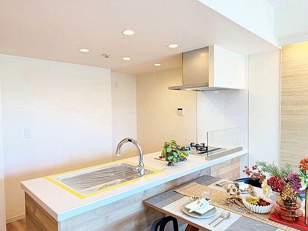 キッチンはリビングダイニングを見渡せる対面式キッチン。家事が捗るように動線を意識した間取りです。
