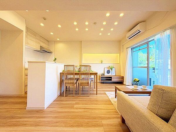 眩いばかりの陽の光が室内を満たしていきます。清らかで艶やかな時間をもたらしてくれる空間です。