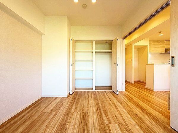 充分な収納スペースを確保。居室内に余計な家具を置く必要がないので、シンプルですっきりとした暮らし。
