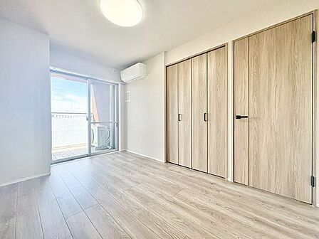 木のぬくもりを感じられる、明るい洋室です。いつまでも快適に暮らせる空間が広がります。