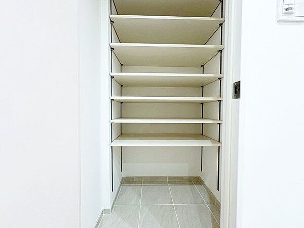 明るい玄関。頼もしいサイズのシューズクローゼットが備わっています。