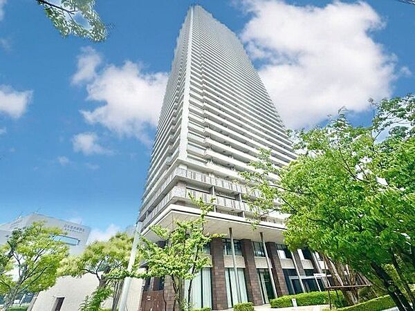 共用施設が充実したホテルライクな空間。大人の品格が漂うエレガントな佇まい。（空の加工を生成AIで行っています）