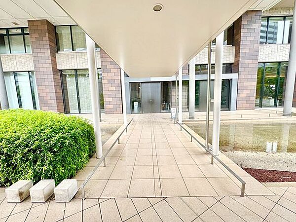 建物までのアプローチが住まう方や訪れる方を優雅に導く、品格が漂うエレガントな佇まい。