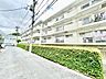 外観：閑静な住宅街に佇む重厚感のある低層マンション。ゆったりと落ち着いた時間をお過ごしいただけます。