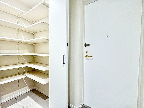 使い勝手の良さと収納量の多さが魅力のシューズインクローゼットをご用意。