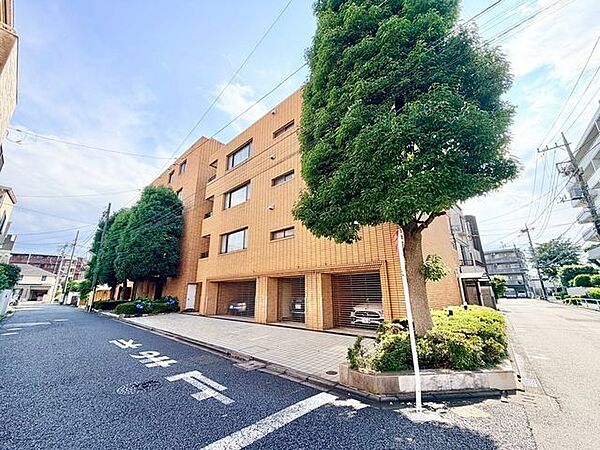 住まう方々が歳月をかけて育んだ豊かな歴史を感じるマンション。気品溢れる佇まいが暮らしを素敵に変える。