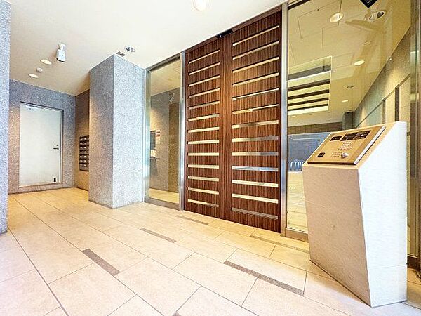 落ち着きのある温かな風情のエントランスは、訪れる方々を優しく包み込み、心地よい空間を演出しています。