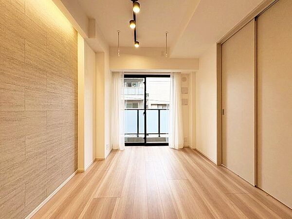 窓越しに射し込む自然光が風合い豊かな室内を照らし出し、落ち着きのある上品な空間を演出します。