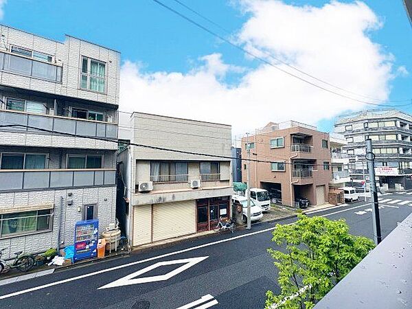 バルコニーに出た時には、頬をなでる優しい風を感じることが出来ます。つい深呼吸をしたくなります。（空の加工を生成AIで行っています）