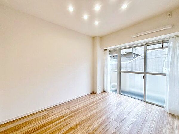 居心地のいい暮らしには欠かせない眩い採光。ゆったりと降り注ぐ光がやすらぎの時間を演出します。