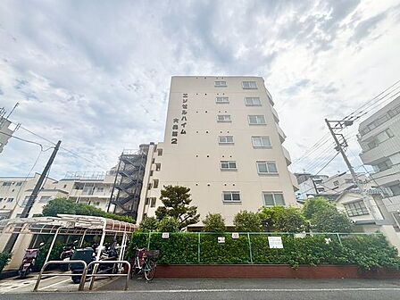 爽やかな青空の下に贅沢なほどに降り注ぐ陽光、豊かな居住性。クオリティが見事に調和した住空間。