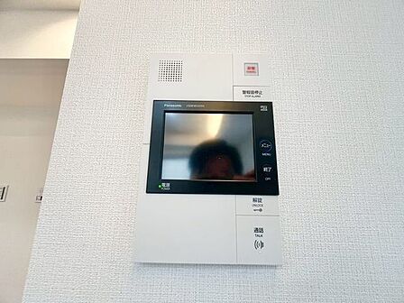 来訪者の確認ができるモニター付きインターホン完備。