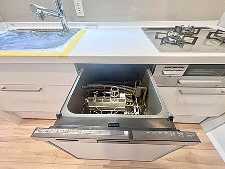 ビルトイン食洗機は作業台が広く使え、見た目もスッキリ。節水や節電も充実して家事の手助けをしてくれます。