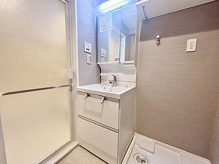 清潔感のある色合いのプライベート空間は、身だしなみチェックや肌のお手入れに最適です。