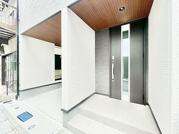 格調高いデザイン性を持つ玄関は、住む方のプライドを満たすクオリティ。訪れる方を優しく迎えます。