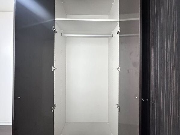 充分な収納スペースを確保。居室内に余計な家具を置く必要がないので、シンプルですっきりとした暮らし。